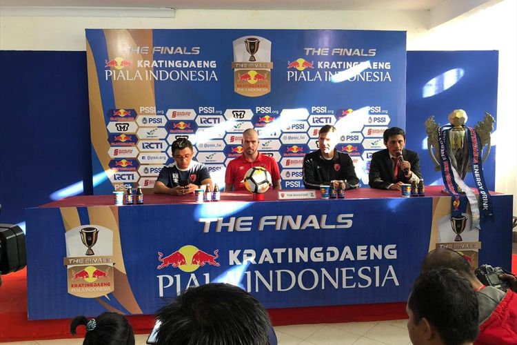 Gelandang PSM Makassar Wiljan Pluim (merah) dan pelatih PSM Makassar Darije Kalezic (tengah hitam) saat menghadiri konferensi pers jelang laga final Piala Indonesia di Stadion Andi Mattalatta, Senin (5/8/2019).