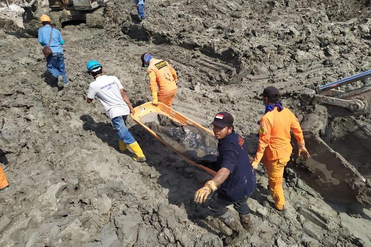 Evakuasi korban laka tambang timah atas nama Sugiono (44) di Desa Selinsing, Belitung Timur, Senin (5/8/2019).