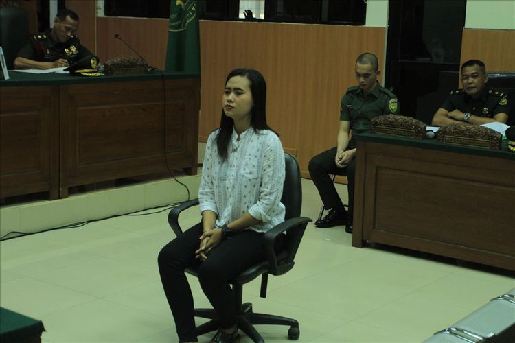 Imelda (21) teman akrab Fera Oktaria (21) saat dihadirkan di ruang sidang Pengadilan Militer I-04 Palembang, Selasa (6/8/2019).