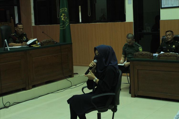 Serli mantan pacar Prada DP yang dihadirkan dalam sidang di Pengadilan Militer I-04 Palembang terkait kasus pembunuhan serta mutilasi Fera Oktaria, Selasa (6/8/2019).