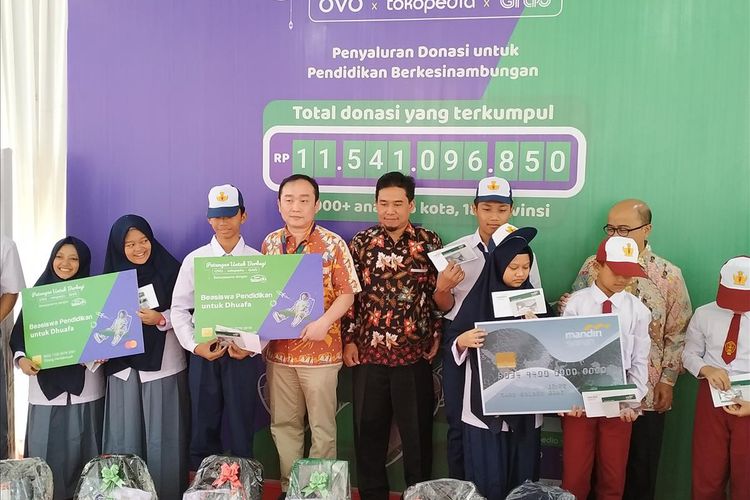 Direktur PT Visionet Internasional (OVO) Harianto Gunawan menyerahkan donasi secara simbolik kepada penerima di Rumah Yatim kawasan Kemang, Jakarta Selatan, Selasa (6/8/2019).