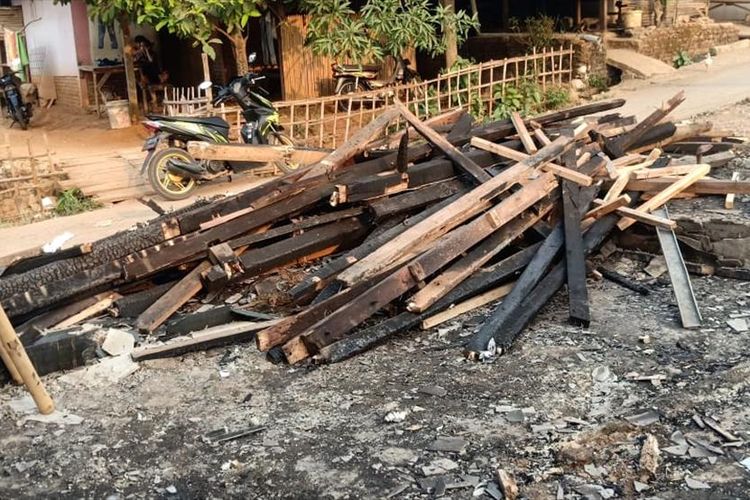 Puing-puing rumah Umi (79) di Desa Margamulya, Kecamatan Telukjambe Barat, yang terbakar pada  Minggu (4/8/2019) malam. Diduga pemicunya akibat lilin yang tersenggol.
