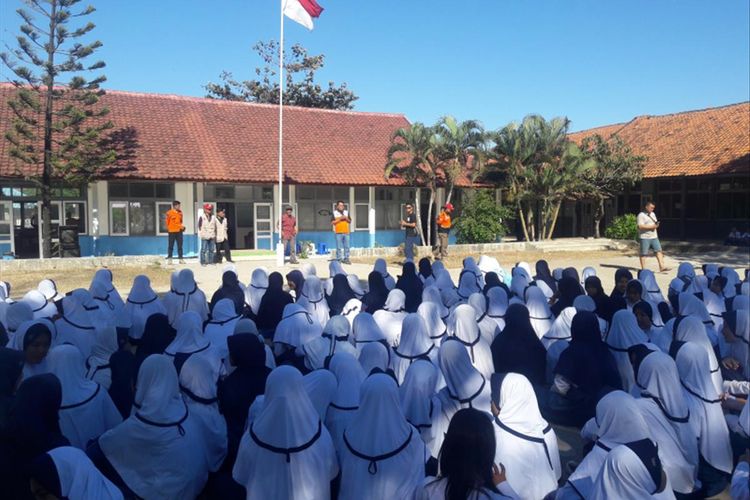 Tim Ekspedisi Destana Tsunami melakukan sosialisasi di SMPN 1 Cibalong, Kecamatan cibalong, Selasa (06/08/2019)