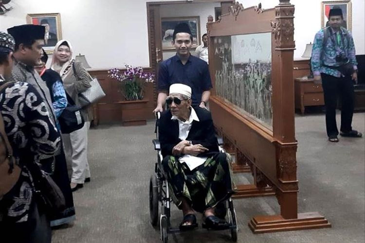 Ulama kharismatik yang juga Mustasyar Pengurus Besar Nahdlatul Ulama (PBNU) KH Maimoen Zubair bersama dengan abdi dalemnya, Muhammad Jibril saat di bandara Soekarno Hatta, Jakarta sebelum berangkat menunaikan ibadah haji ke Mekkah.