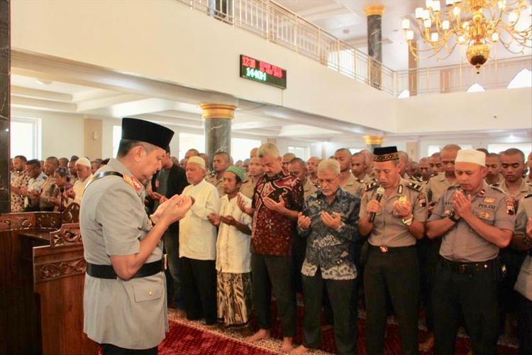 Kapolda Jawa Tengah Irjen Pol Rycko Amelza Dahniel memimpin shalat ghaib atas wafatnya Maimoen Zubair di Masjid Al Istlah Sekolah Polisi Negara (SPN) Purwokerto, Jawa Tengah, Selasa (6/8/2019).