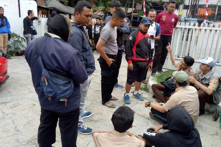 Sejumlah pelajar dari SMA Negeri 6 dan SMA Negeri 7 yang terlibat tawuran diamankan anggota Satgas Pelajar Kota Bogor, Selasa (6/8/2019)