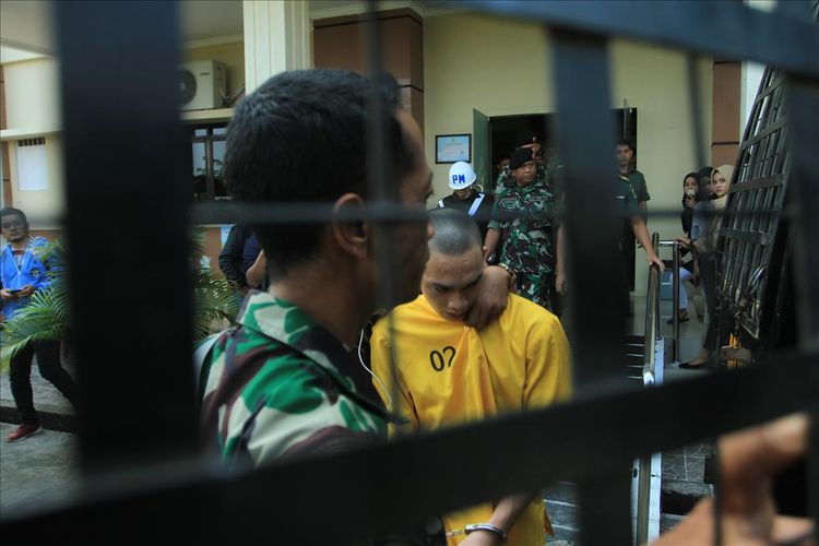 Prada DP terdakwa kasus pembunuhan serta mutilasi pacarnya sendiri Fera Oktaria (21) saat dibawa ke mobil tahanan, usai mengikuti sidang di Pengadilan Militer I-04 Palembang, Selasa (6/8/2019).
