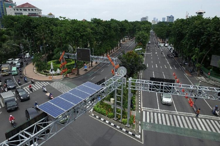 Salah satu traffict light di Jalan Diponegoro, Surabaya, menggunakan teknologi pembangkit listrik tenaga matahari atau solar cell.