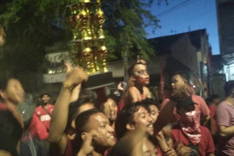 Para suporter PSM Makassar yang membanjiri jalan Andi Mappanyukki yang berada di sekitar Stadion Andi Mattalatta saat merayakan kemenangan PSM Makassar menjadi kampiun Piala Indonesia, Selasa (6/8/2019).