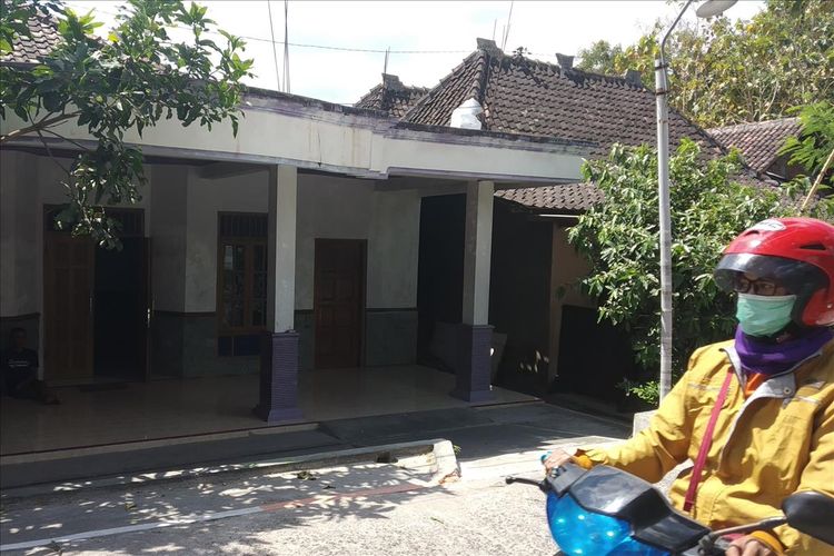 Rumah milik Tina Rukiyem (45) dan Sigit Purwanto (49) di Dukuh Turen, Desa Ngemplak, Kecamatan Kalikotes, Kabupaten Klaten, Jawa Tengah yang menjadi sasaran pelemparan petasan OTK, Selasa (6/8/2019).