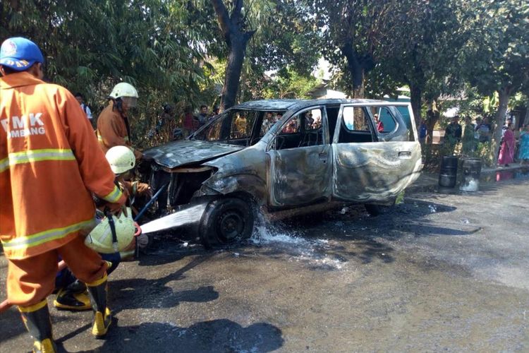 Kerangka sisa mobil Avanza yang terbakar di Gang 1 Desa Tambakrejo, Jombang, Jawa Timur, Selasa (6/8/2019)