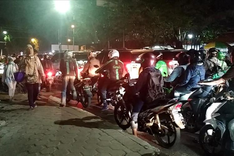 Kemacetan di depan Stasiun Bekasi, Selasa (6/8/2019).