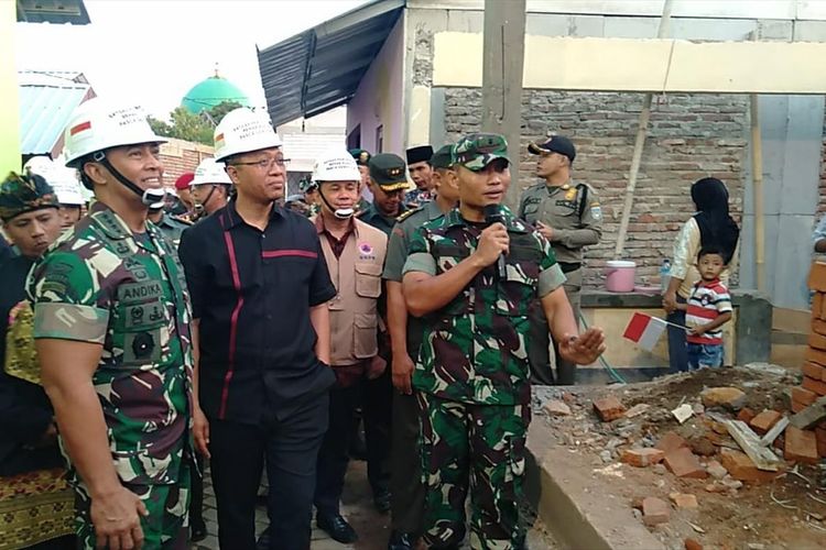 Gubernur NTB Zulkieflimansyah bersama KASAD Jenderal TNI Andika Perkasa meninjau proses pembangunan rumah tahan gempa di Dusun Gontoran Barat, Kelurahan Bertais, Kecamatan Sandubaya, Kota Mataram, Selasa (6/8/2019).
