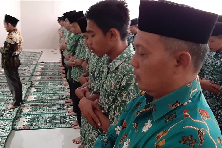 suasana Shalat Ghaib untuk KH Maimoen Zubair di SMK NU Kesesi Kab Pekalongan Jawa Tengah.