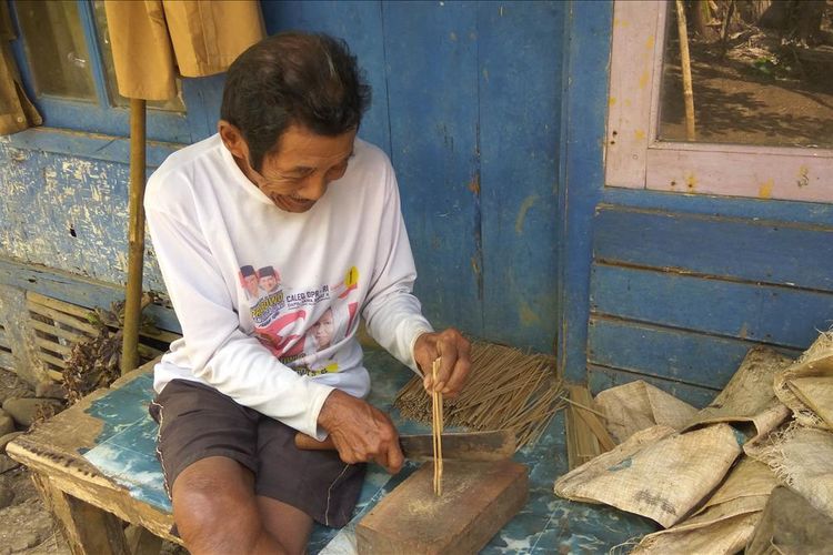 Sarkosih sedang memotong bambu untuk dijadikan tusuk sate di depan rumahnya di Desa Saguling, Kecamatan Baregbeg, Kabupaten Ciamis, Rabu (7/8/2019). Upah dari membuat tusuk sate ini memang tidak seberapa. Namun pekerjaan ini tetap digeluti Sarkosi di usia senjanya.