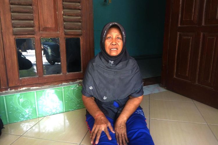 Suparni, ibu dari Lilik PUryani yang terpakasa menjaminkan sepeda motor miliknya untuk membawa pulang jenazah bapaknya yang meninggal di RSI Madiun setelah dirawat selama 2 hari.