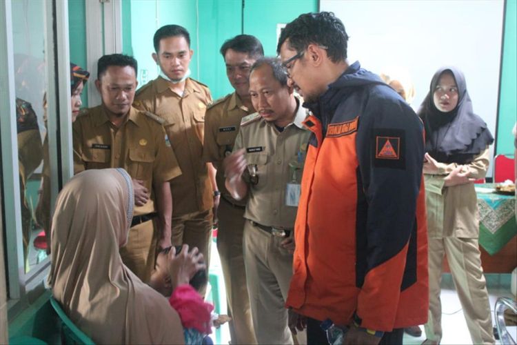 Wakil Bupati Garut Helmi Budiman (berjaket) didamlingi Plt Kadinkes menengok anak stunting dk Desa Simpang Kecamatan Cibalong