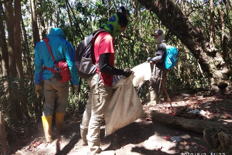 Tim membersihkan jalur pendakian Gunung Slamet via Bambangan, Kabupaten Purbalingga, Jawa Tengah, beberapa waktu lalu.