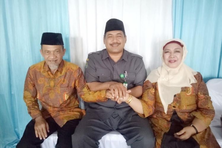 Pasangan Haryadi dan Titin Widyatmi, Tengah Harsono Kepala KUA Semin (Dokumentasi Kepala KUA)