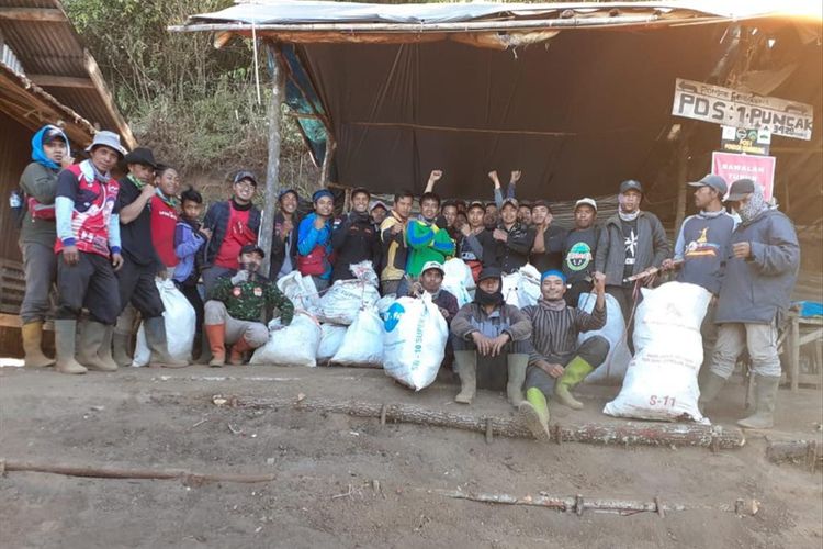 Tim membersihkan sampah di jalur pendakian Gunung Slamet via jalur Bambangan, Kabupaten Purbalingga, Jawa Tengah, beberapa waktu lalu.