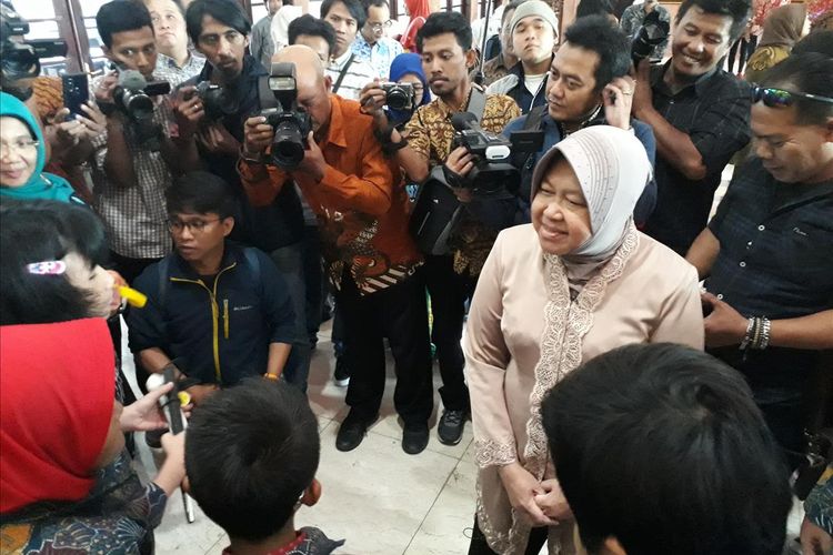 Wali Kota Surabaya Tri Rismaharini mendengar cerita dan pengalaman siswa-siswi ABK yang baru pulang dari Kota Liverpool di Balai Kota Surabaya, Rabu (7/8/2019).