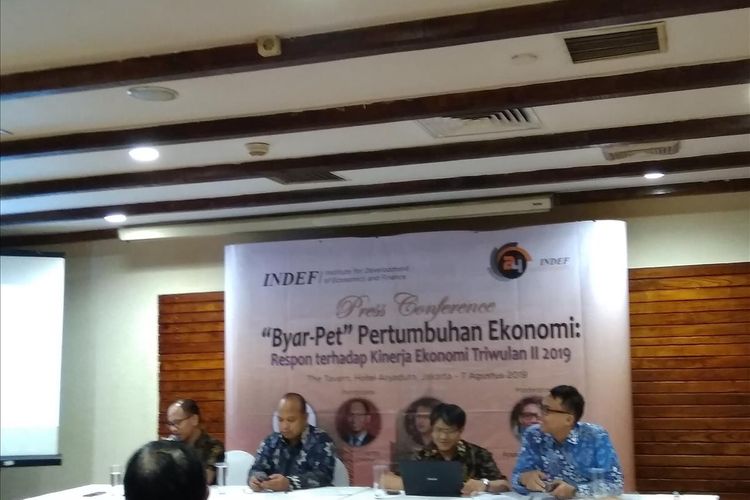Konfrensi pers respon terhadap pertumbuhan ekonomi triwulan II 2019 bersama INDEF di Jakarta, Rabu (7/8/2019).