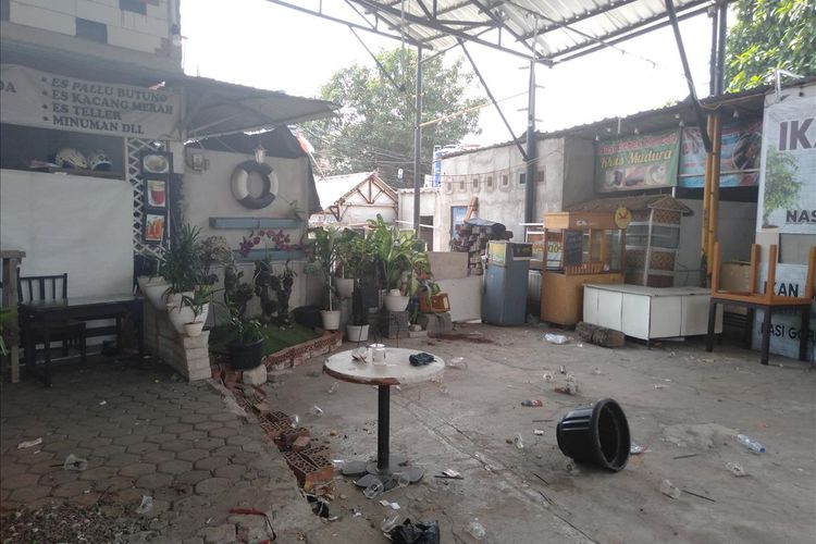 Kondisi Kafe Komandan di Tebet, Jakarta Selatan pasca bentrokan antara suporter Persija dan PSM Makassar, Rabu (7/8/2019)