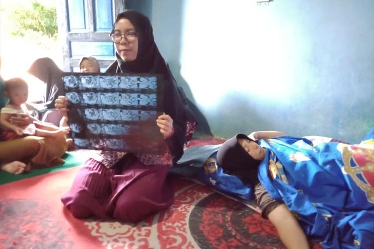 Ariyanti (43), warga RT 002 RW 003, Gang Paud Nur Gemilang, Kelurahan Kapling, Kecamatan Tebing, Kabupaten Karimun, Kepulauan Riau yang didiagnosa mengidap penyakit tumor ganas hingga membuat perutnya membesar, dilarikan keluarga ke RSUD Muhammad Sani Karimun sekitar pukul 22.00 WIB, Selasa (6/8/2019) malam tadi.