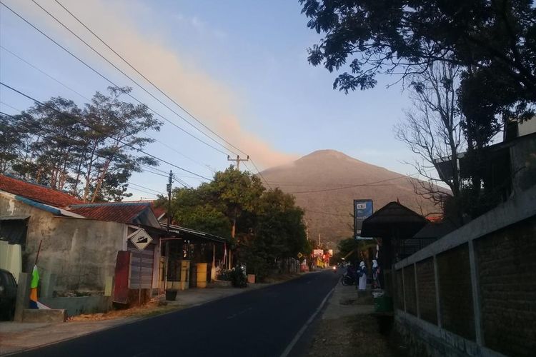 Kepulan asap tampak membakar sebagian kawasan Puncak Gunung Ciremai di Kabupaten Kuningan Jawa Barat, Kamis (8/8/2019).