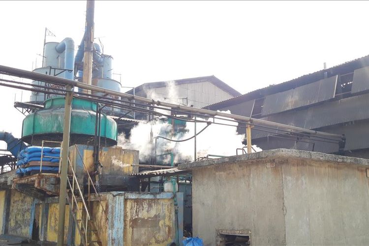 Asap sulfur yang dikeluarkan dari cerobong pabrik PT Mahkota Indonesia, di Pulogadung, Jakarta Timur, Kamis (8/8/2019)