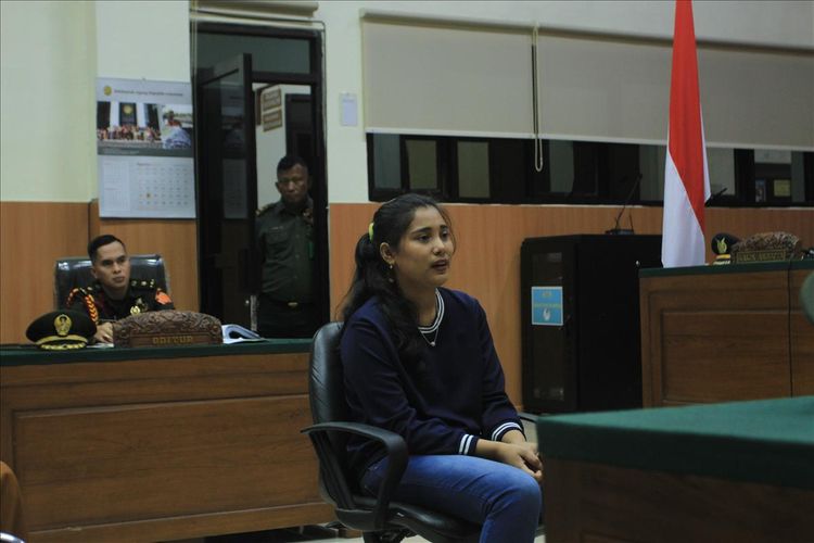 Wiwin Safitri kasir penginapan Sahabat Mulya saat memberikan keterangan dalam sidang Prada DP di Pengadilan Militer I-04 Palembang, Kamis (8/8/2019).