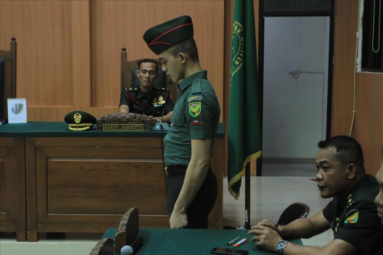 Prada DP saat menjalani sidang di Pengadilan Militer I-04 Palembang, Kamis (8/8/2019). Ia menjalani sidang karena telah melakukan pembunuhan serta mutilasi terhadap pacarnya sendiri Fera Oktaria (21).