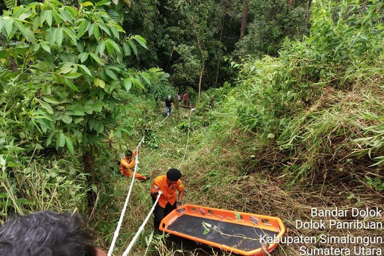 Sejumlah petugas masih berupaya mengevakuasi korban penumpang mobil yang jatuh ke jurang di Harangan Ganjang, Kecamatan Tiga Dolok, Kabupaten Simalungun.