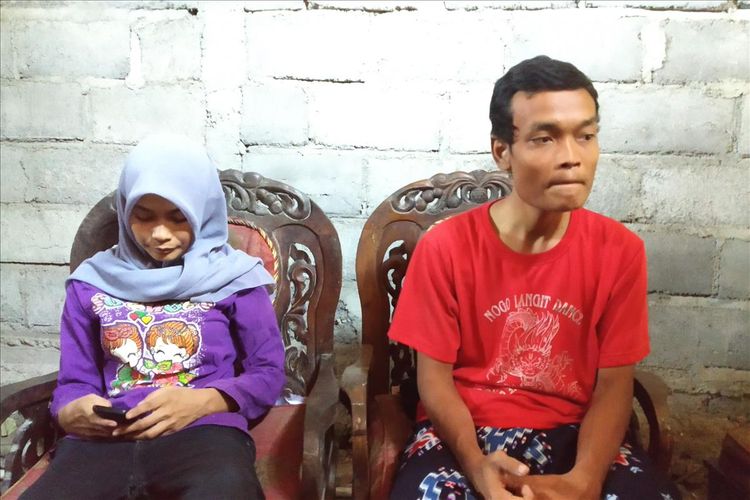Teguh Waluyo (21) dan adiknya Indah Puspitasari (18) di rumahnya RT 005/ RT 003, Dusun Ngepreh, Desa Kepoh, Kecamatan Sambi, Boyolali, Jawa Tengah, Kamis (8/8/2019).
