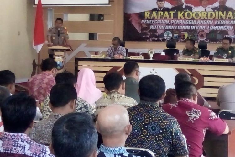 Kapolres Lamongan AKBP Feby DP Hutagalung saat memberikan paparan dalam rapat koordinasi potensi karhutla di Mapolres Lamongan, Kamis (8/8/2019).