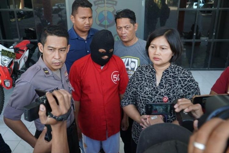 Pelaku kekerasan seksual terhadap anak kandungnya, SP (45), diamankan Polrestabes Surabaya.