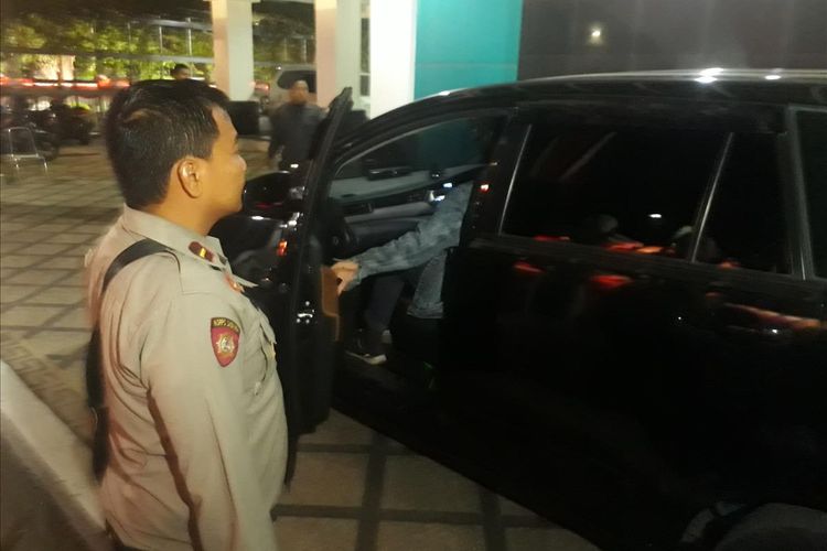 Sejumlah penyidik KPK masuk ke dalam mobil usai melakukan penggeledahan di kantor BPKAD Jawa Timur, di Jalan Johar, Kecamatan Bubutan, Surabaya, Kamis (8/8/2019) malam. Dari penggeledahan itu, KPK turut mengamankan dua koper dan satu tas jinjing warna hitam.