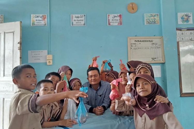Siswa SD 18 Kampung Lapai, Padang menyumbangkan telur dalam rangka Idul Adha 2019, Jumat (9/8/2019)