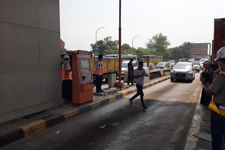 Uji coba sistem pembayaran tanpa sentuh di Gerbang Tol Serang Timur, Kamis (8/8/2019).