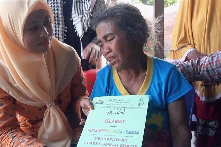 Sahbun (60), Pemulung yang dikenal gigih menerima hadiah umroh dari sebuah perusahaan perjalanan ibadah haji dan umrah di Jakarta,  Nur Rima Al-Waali (NRA) travel.