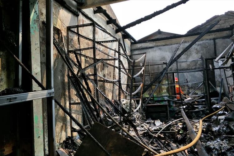 Kebakaran toko agen plastik dan agen makanan di Jalan Raya Cipayung, Kecamatan Cipayung, Jakarta Timur yang tewaskan 3 orang karyawan toko agen makanan, Jumat (9/8/2019).