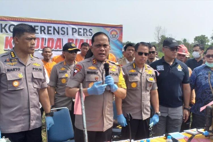 Kapolda Riau Irjen Pol Widodo Eko Prihastopo dan jajaran mengadakan konferensi pers penegakan hukum terhadap pelaku karhutla di lokasi kebakaran lahan di Jalan Air Hitam, Kecamatan Payung Sekaki, Pekanbaru, Riau, Jumat (9/8/2019).