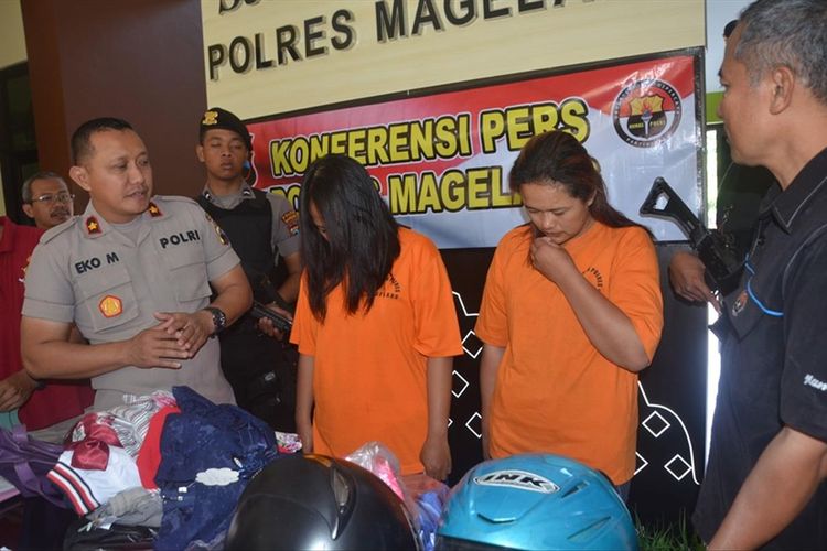 Dua ibu rumah tangga pelaku pencurian baju, perhiasan dan helm di mal di Kabupaten Magelang saat diinterogasi aparat Polres Magelang, Jumat (9/8/2019).