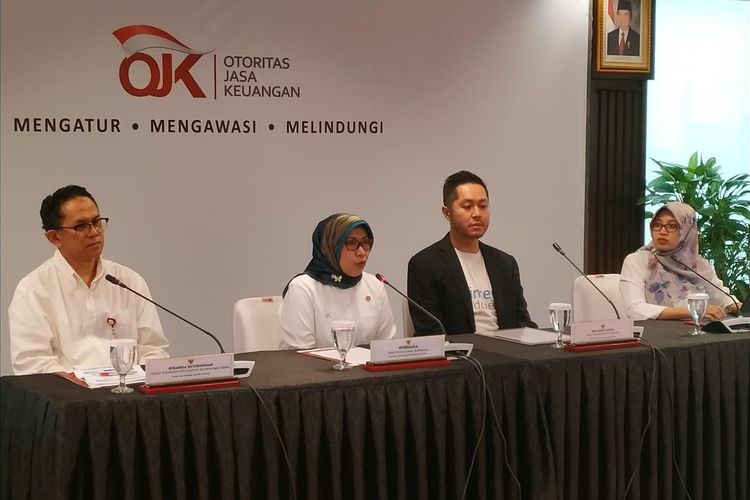 Wakil Ketua Dewan Komisioner OJK Nurhaida (kedua kiri) dan Ketua Umum Asosiasi Fintech Indonesia (Aftech) Niki Luhur (kedua kanan) memberi keterangan dalam jumpa pers di Kantor OJK Wisma Mulia 2, Jakarta, Jumat (9/8/2019).