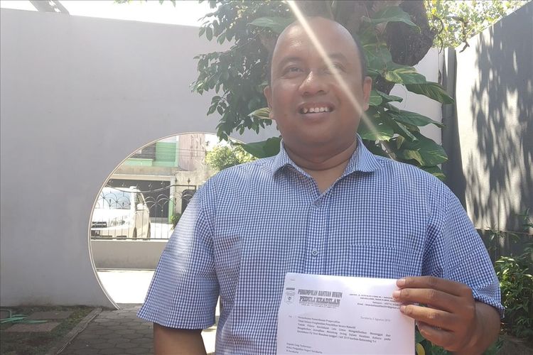 Ketua LP3HI Arif Sahudi menunjukkan surat gugatan praperadilan terkait peristiwa tabrak lari di Overpass Manahan di Solo, Jawa Tengah, Jumat (9/8/2019).