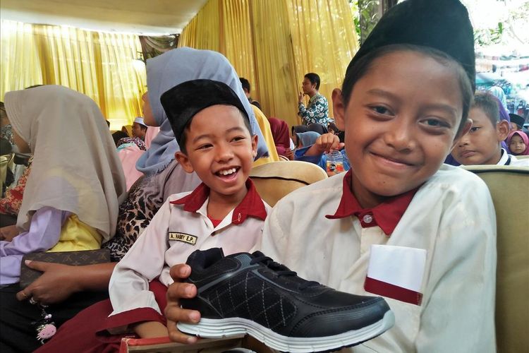 Sepatu baru yang membuat para anak yatim-piatu dan kurang mampu di Lamongan, Jawa Timur, tersenyum.