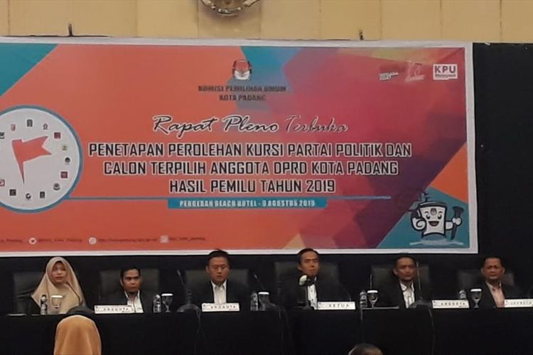 KPU Padang menggelar rapat pleno penetapan 45 anggota DPRD Padang terpilih periode 2019-2024, Jumat (9/8/2019)