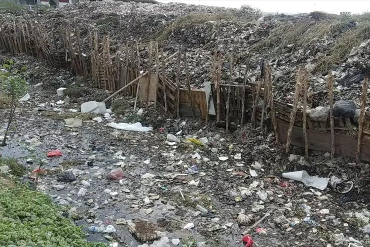 tumpukan sampah yamg menumpuk di Tanah Merah, Tugu Utara, Koja, Jakarta Utara