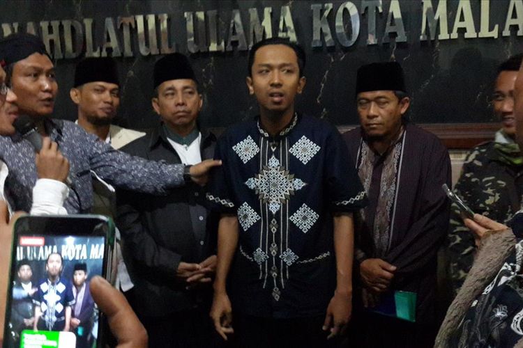 Pelaku penghina alhmarhum KH Maimun Zubair dan NU saat menyampaikan permintaan maaf di Kantor PCNU Kota Malang, Jumat (9/8/2019) malam.(ANDI HARTIK)