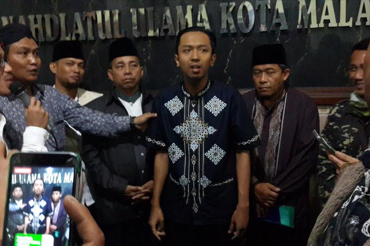 Pelaku penghina alhmarhum KH Maimun Zubair dan NU saat menyampaikan permintaan maaf di Kantor PCNU Kota Malang, Jumat (9/8/2019) malam.